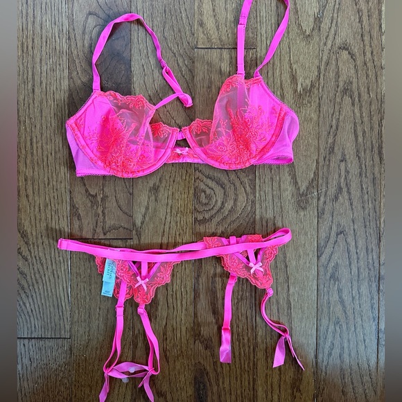 Victoria’s Secret Sexy Lace Bra and Garter Belt set - Picture 2 of 7